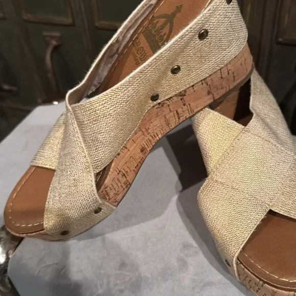 Crown Vintage metallic stretch top sandal - Picture 2 of 7